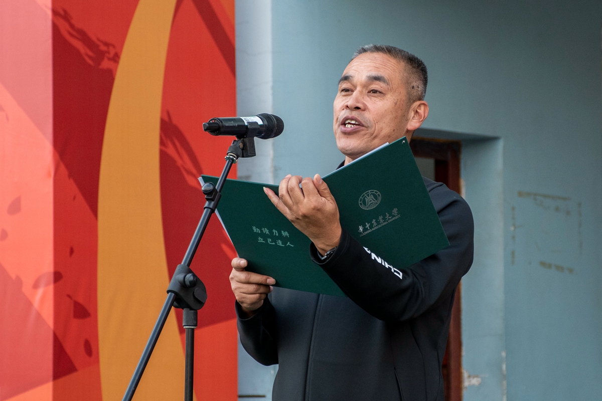 龙波老师宣布田径比赛结果（学通社记者 李佳怡 摄）