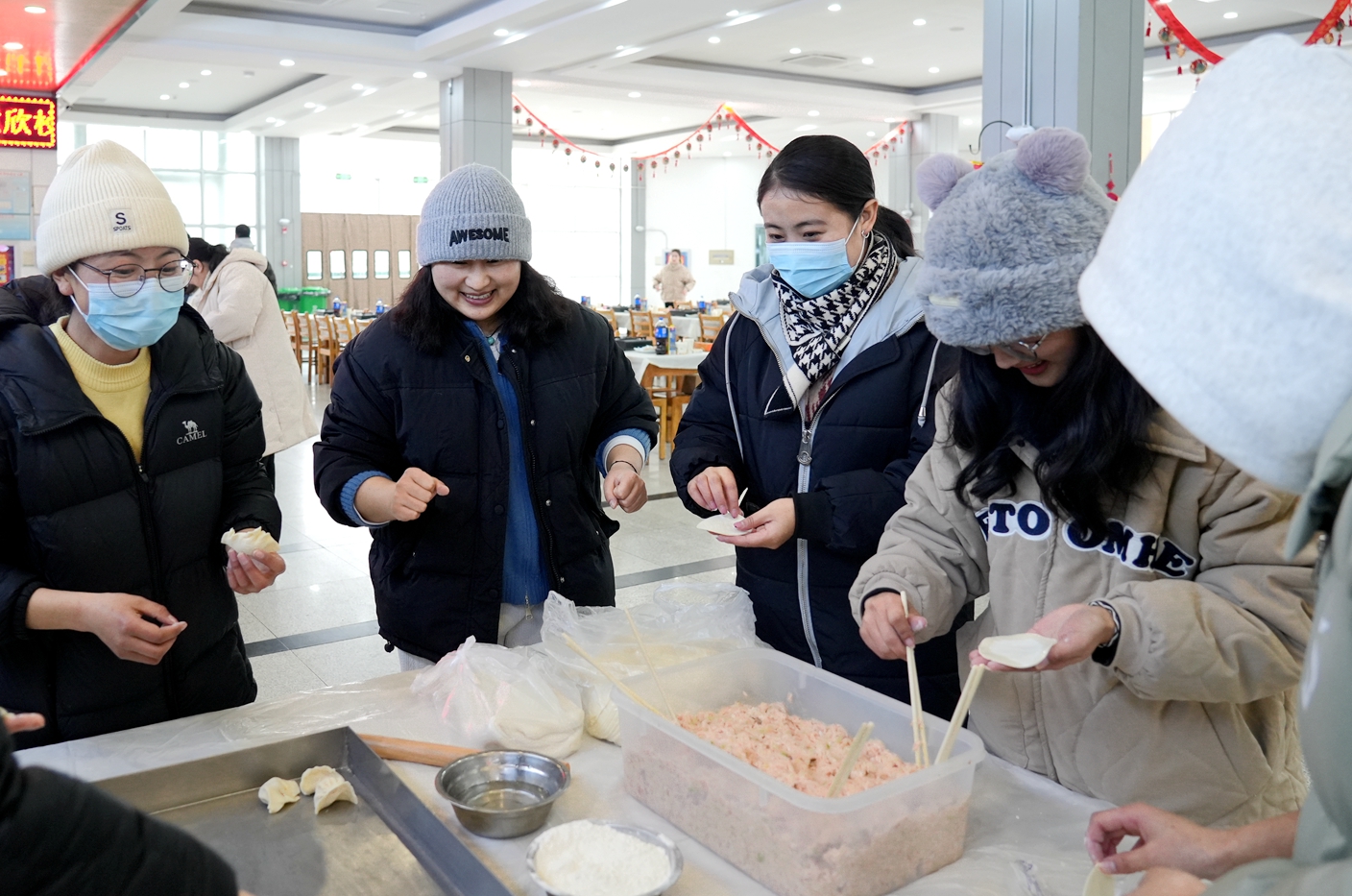 师生融乐包饺子（记者 匡敏 摄）