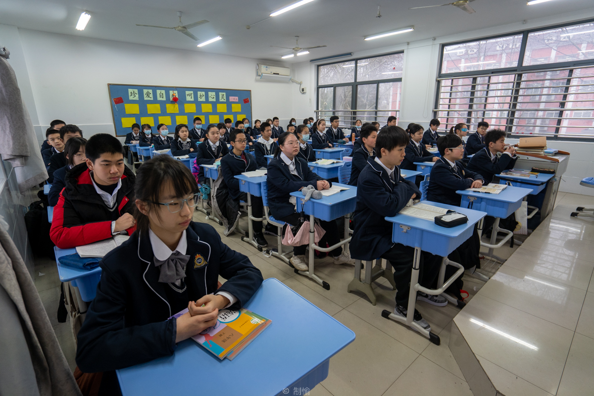 华中农大附属学校八年级一班的同学们在新学期第一天认真听课（学通社记者 高俊 摄）