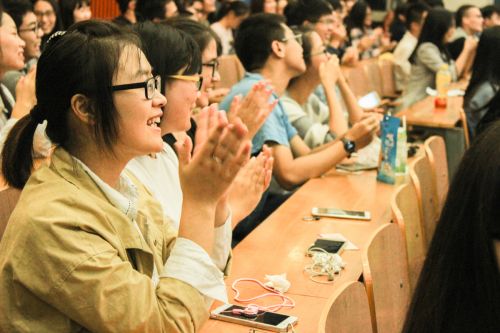 为表演喝彩冯惠摄