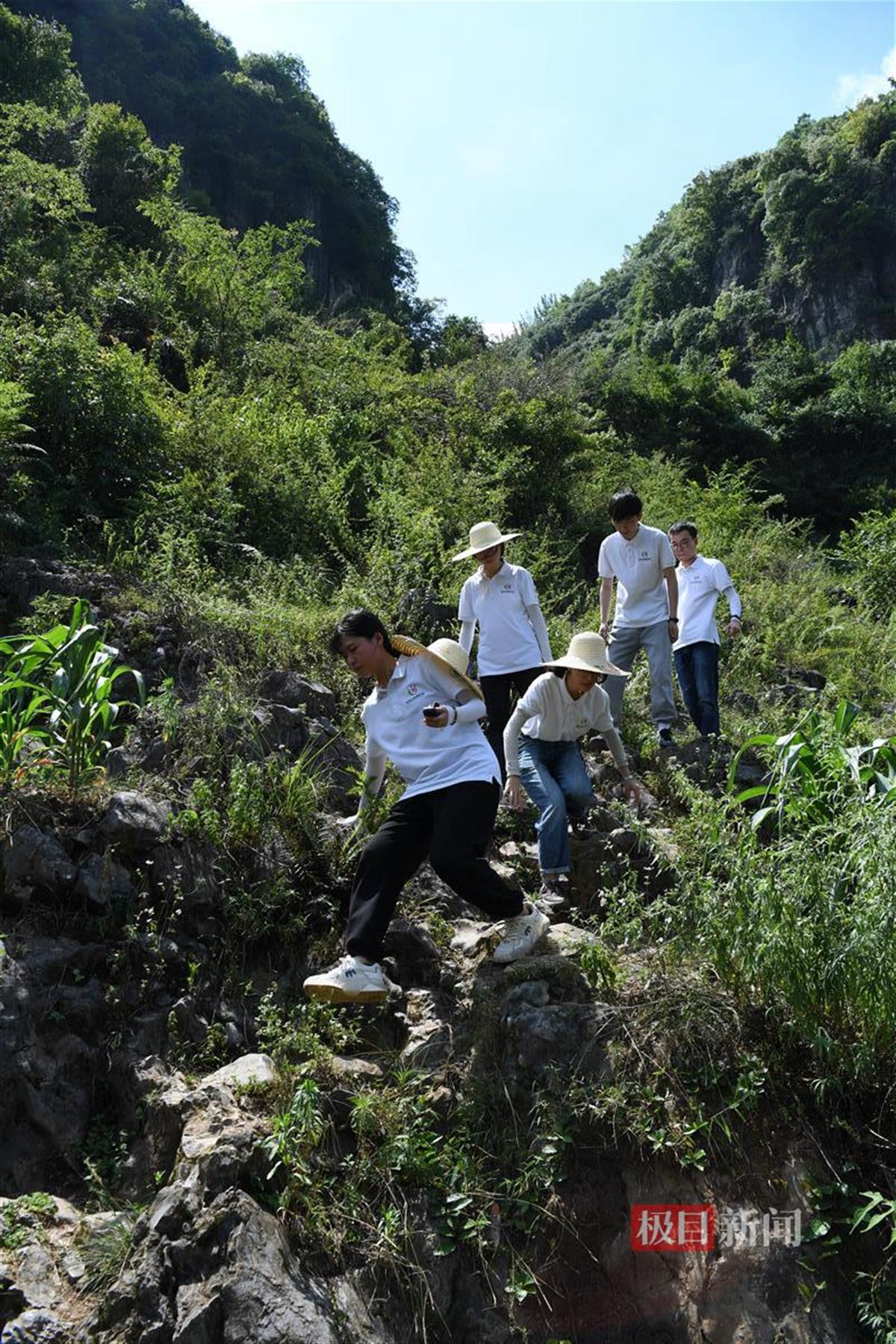 支教团成员翻山越岭，坚持每周两次家访