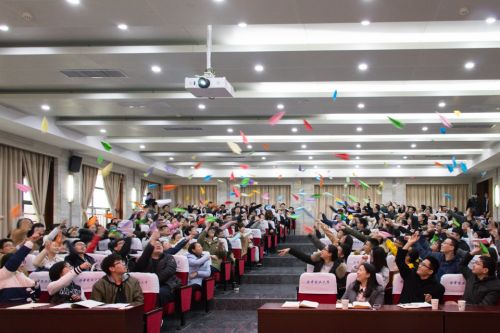 放飞志愿梦想的纸飞机 黄雪滢