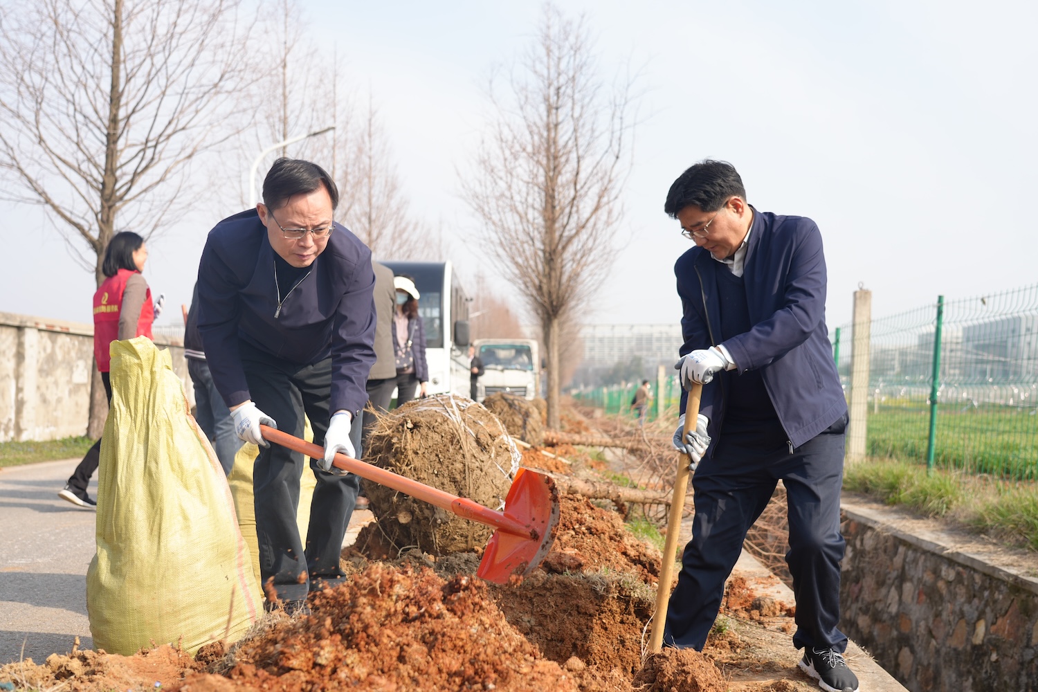 杨少波、李向东与学生一起劳动