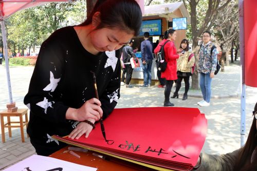 即兴挥毫的同学