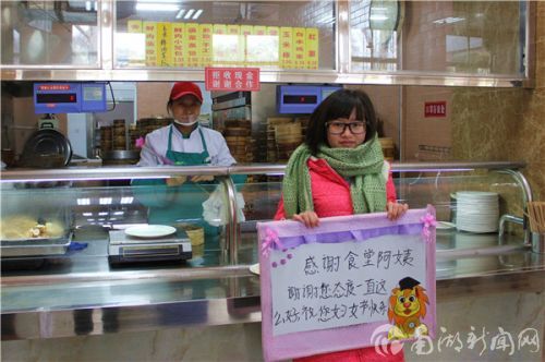 “您把笑容送给了每一个经过这个窗口的孩子，谢谢您带给所有人的温暖”在博园食堂卖小龙包的窗口，收到鲜花和祝福的阿姨感动得几乎要落泪