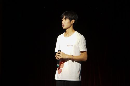 认真聆听评委提问