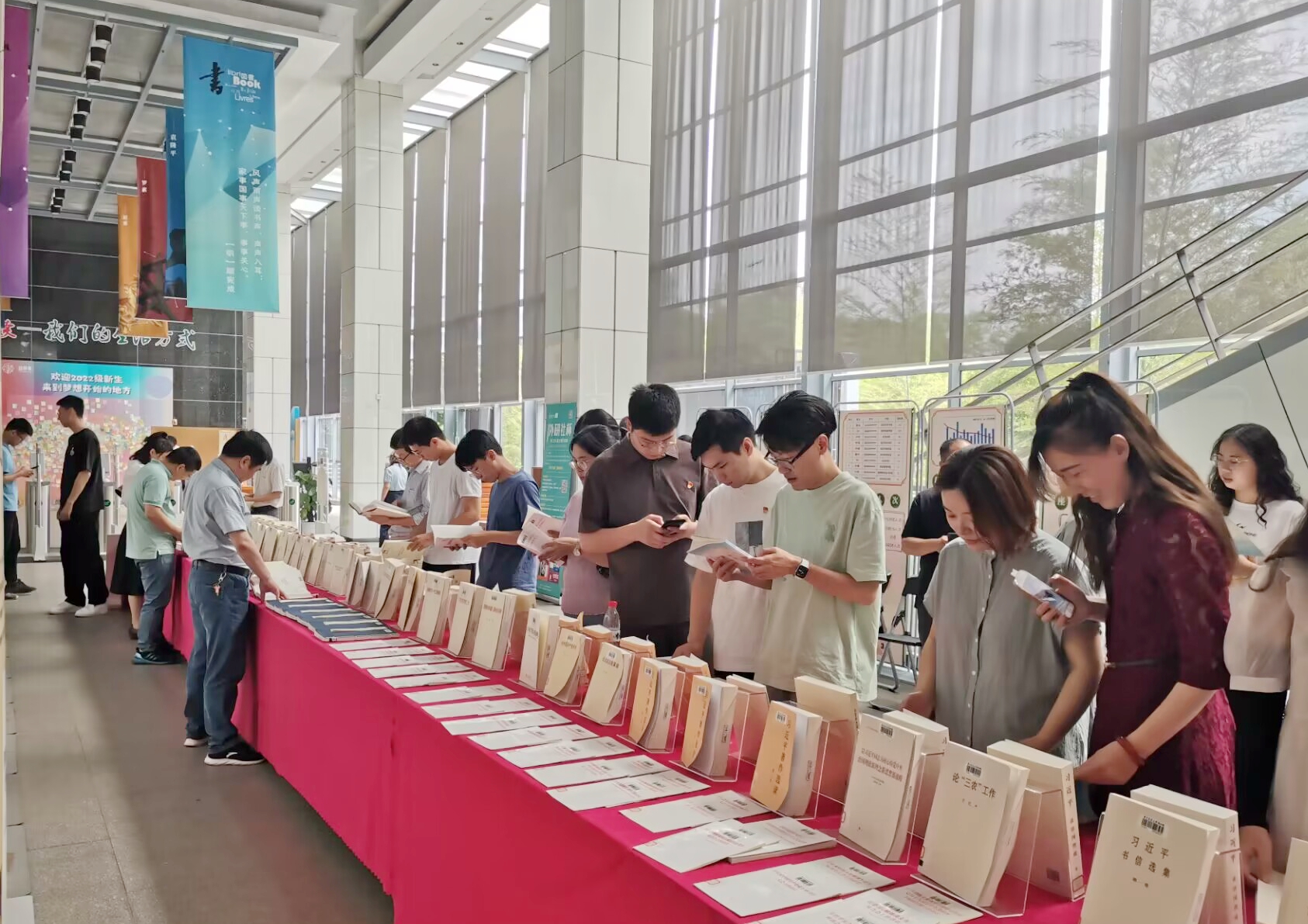 理学院观展(张柱红 供图)