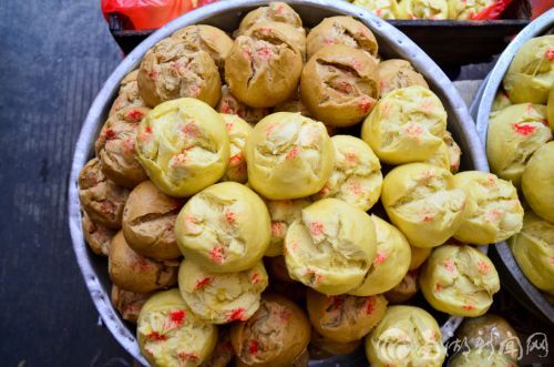 发糕是闽南地区特色的面食,春节期间会准备一定数量的发糕用来祭祀,所谓发糕发糕,代表的来年发财的好意头