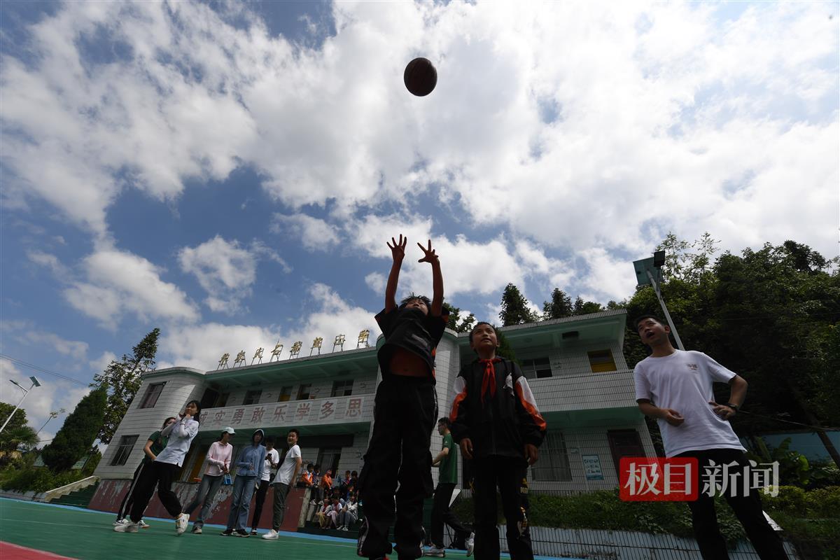 华农大石希望小学的新操场上，孩子们尽情玩耍