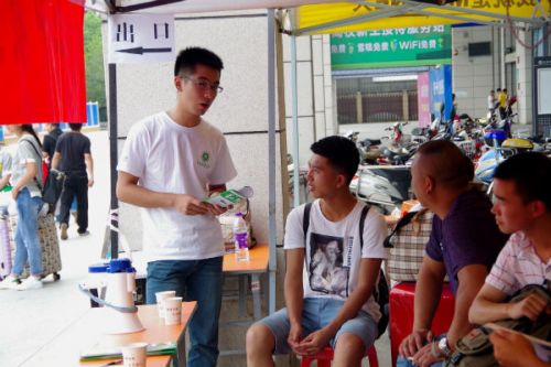 迎新人员为新生以及父母解答疑惑