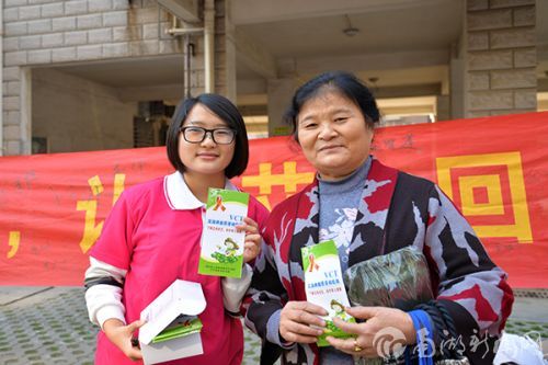 参与活动的业主和志愿者合影留念