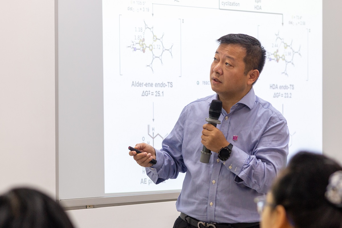 周佳海分享科研成果(学通社记者 蔡雯雯 摄)