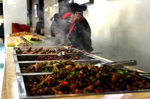 16.食堂里有热气腾腾的美食等着大家 丁文杰