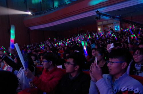 观众认真观看比赛