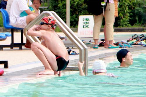 12.假期生活该是丰富多彩的，学校的泳池每天都热闹非凡。