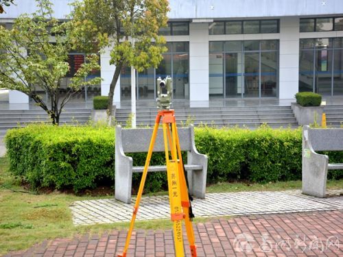 3.阳光温柔的上午,三教前的空地上,工程管理专业的同学们正在上测绘课。摆放仪器、讨论方案、全神贯注观测...认真的课堂时光总是短暂。