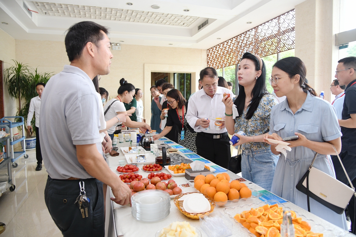 15 王涛涛老师向嘉宾介绍西红柿(通讯员 徐行 摄)