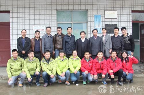 7与研究生支教团合影留念