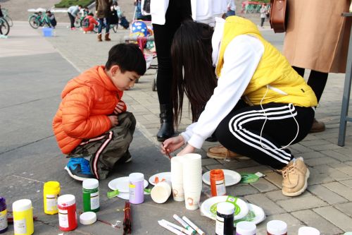 细心的志愿者在帮助小朋友