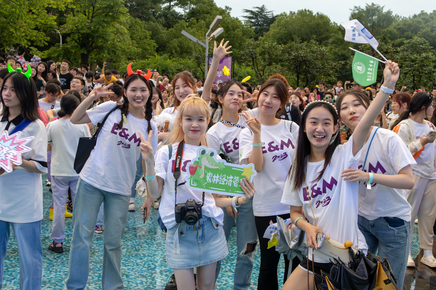 我们毕业啦！（学通社记者 魏洪博 摄）