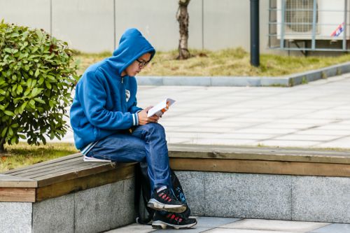 9.即使室外再冷，也不忘学习 毛伟泽