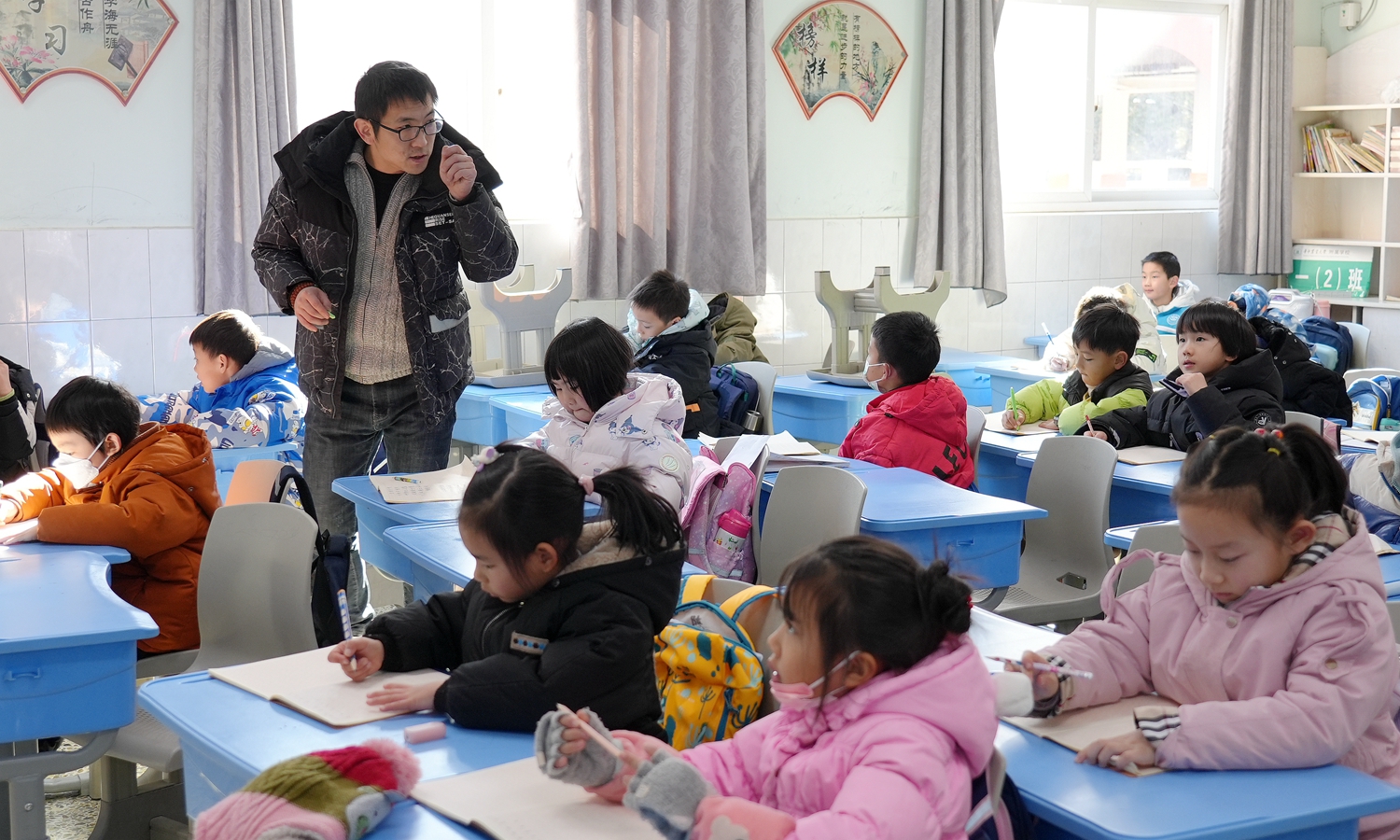 老师为同学们讲述汉字书写要领（记者 匡敏 摄）