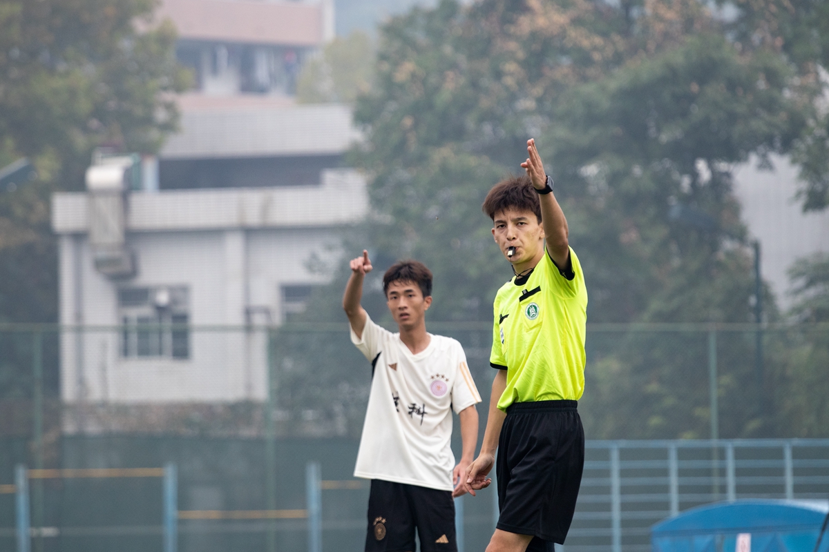 2 裁判员吹哨(学通社记者 韩鑫垚 摄)