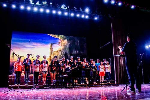 艺术团的老成员们带来动人的《天空之城》