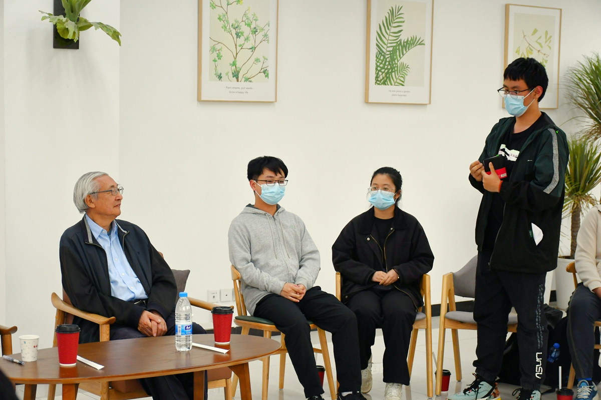 同学们向院士提问(通讯员 高文博 摄)