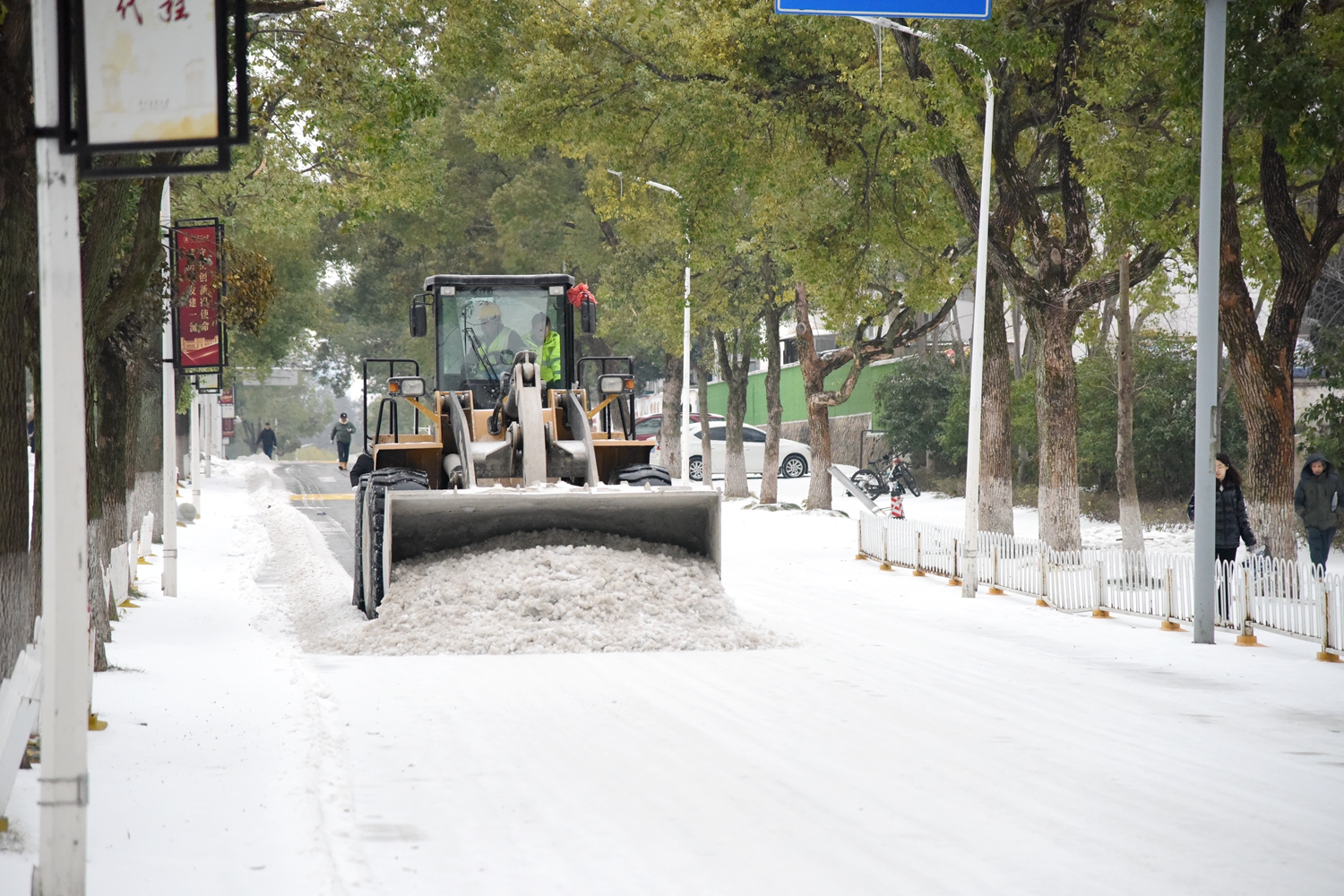 铲雪车向前推进除雪(蒋朝常 摄)