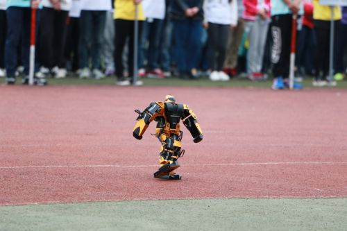 智能机器人展现工学风采 郭富康