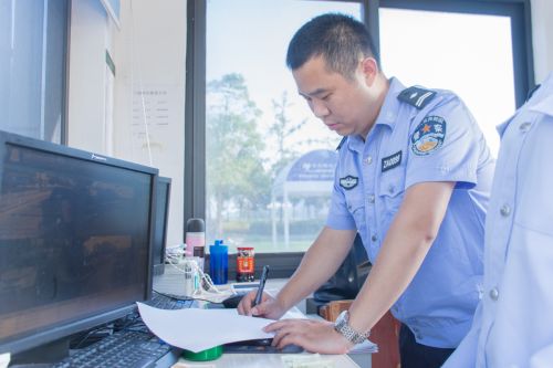 梁平军检查岗亭工作 杨好佳