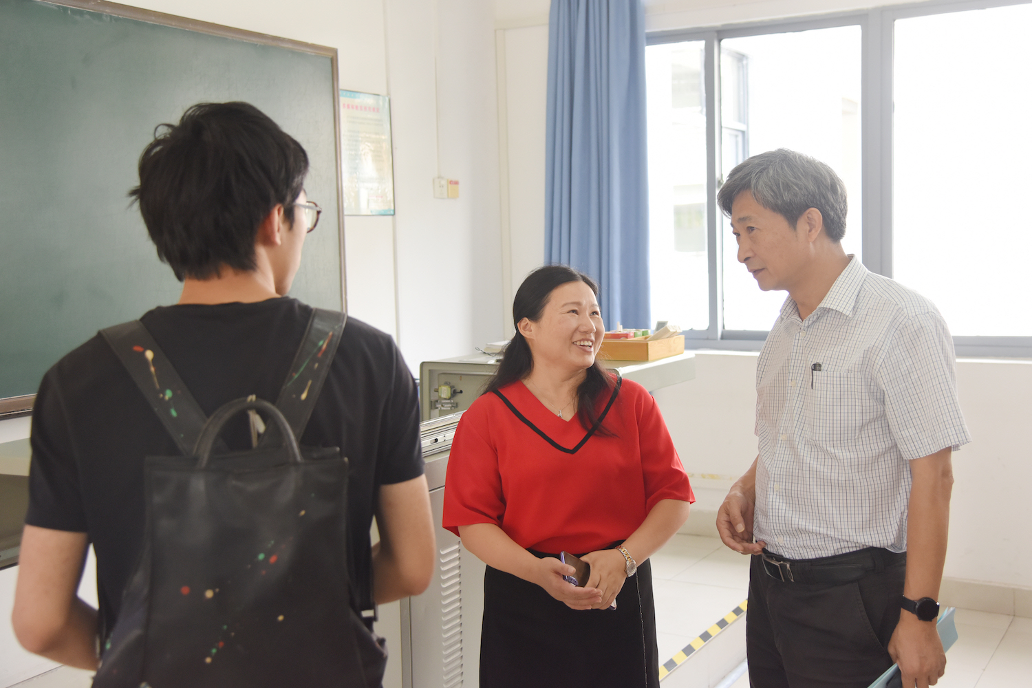 高翅课间与《动物组织胚胎学》课程师生交流(记者 晏华华 摄)