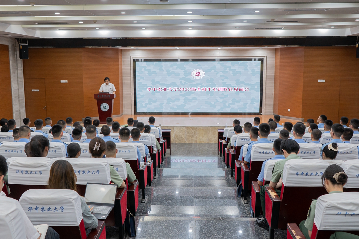王从严正在发表讲话(学通社记者 吴佳蔚 摄）