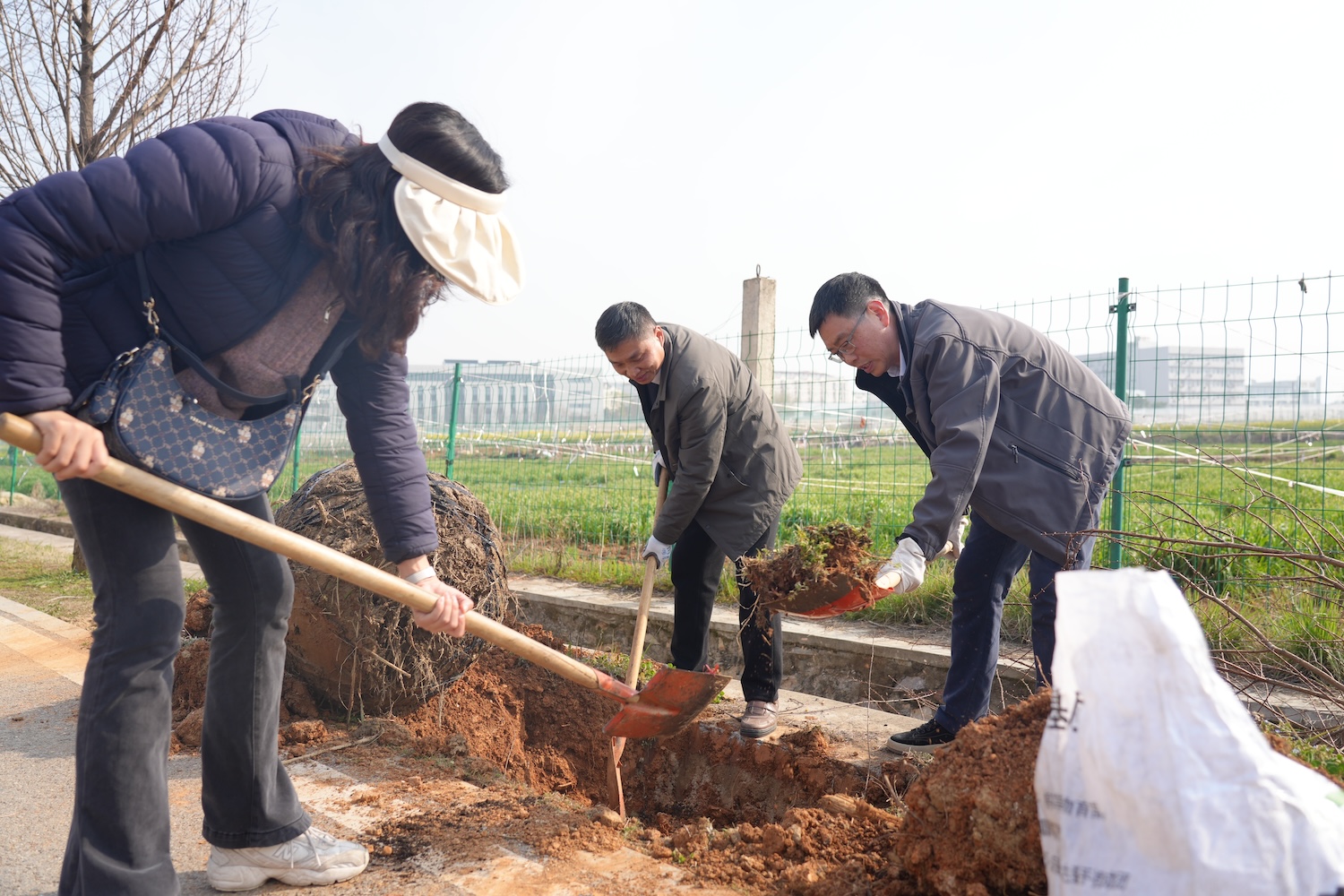 郭刚奇与老师们一起劳动