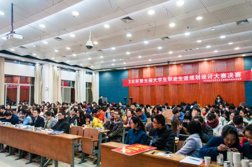 观众观看大赛（赵德鸿）