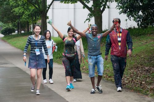 参加彩虹跑的外国友人 王莫宁