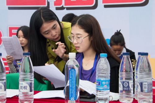 播音员们在“对稿子”