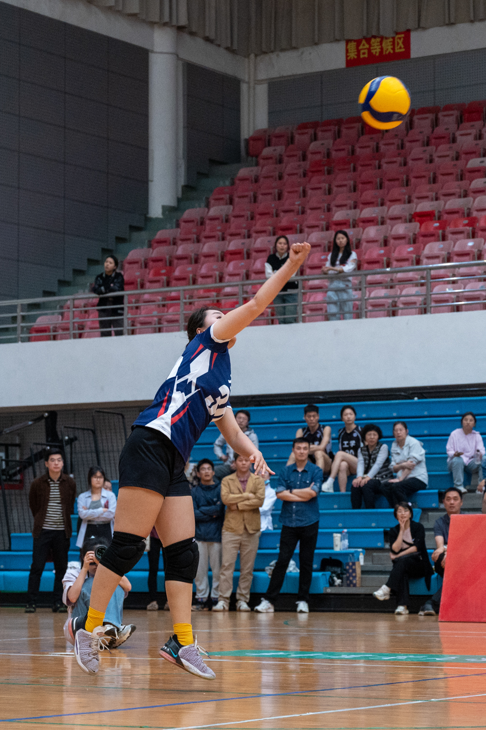 水产学院30号球员发球(学通社记者 李泽坤 摄)