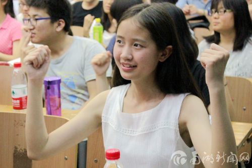 跟着《感恩的心》学做手语的女生