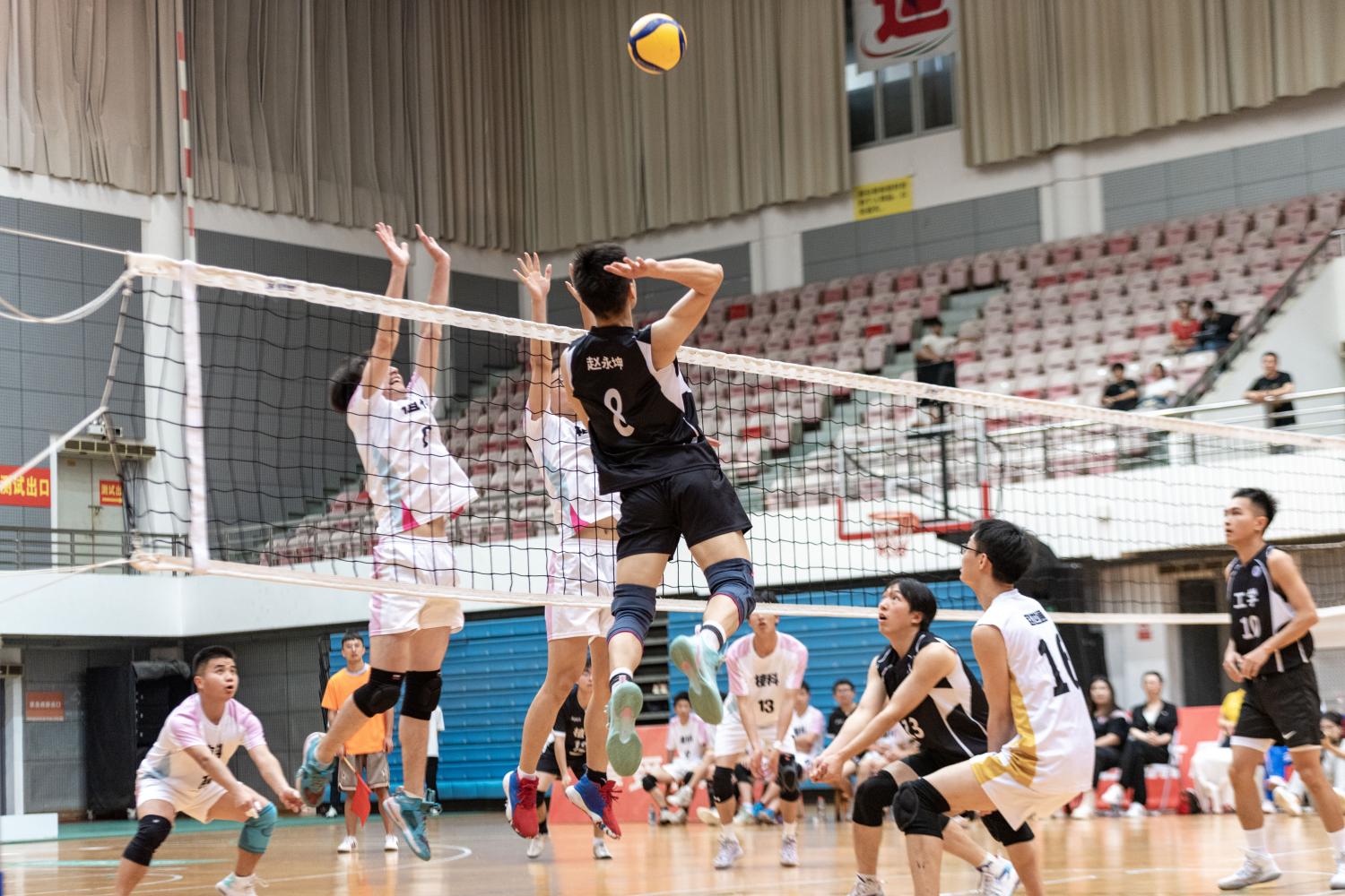 工学院8号赵永坤跳起扣球(学通社记者 董超 摄)(1)