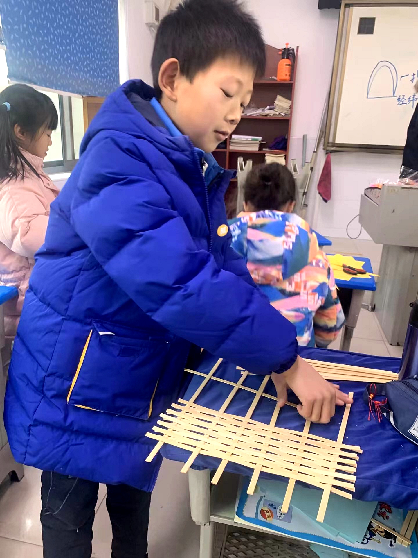 体验竹编之乐(附属学校 供图)