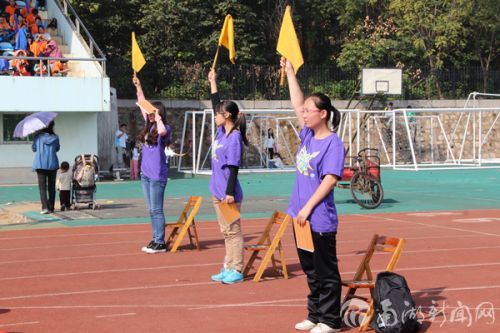 学生裁判员清理赛道