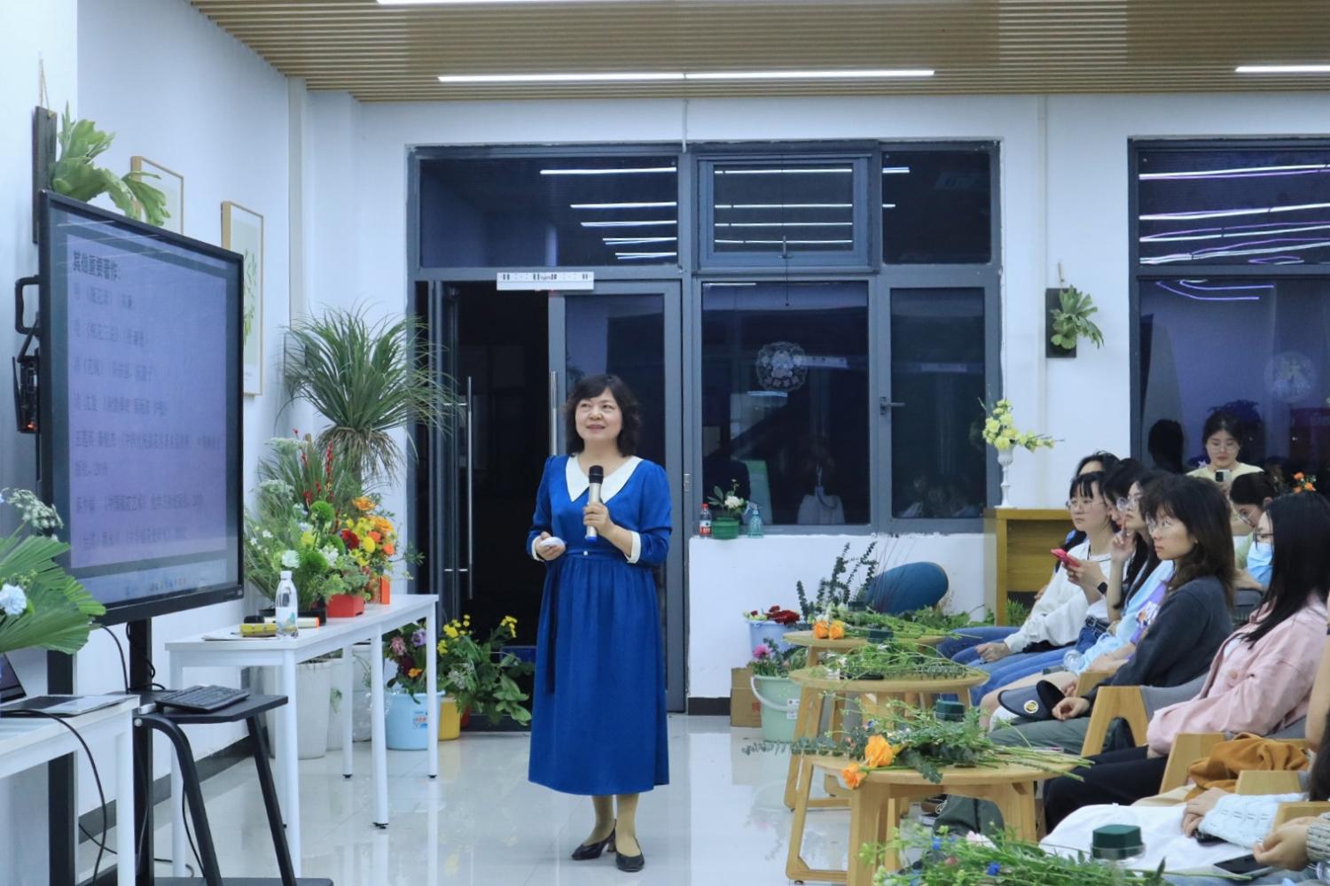 王彩云老师讲授插画技艺(周春丽 摄)