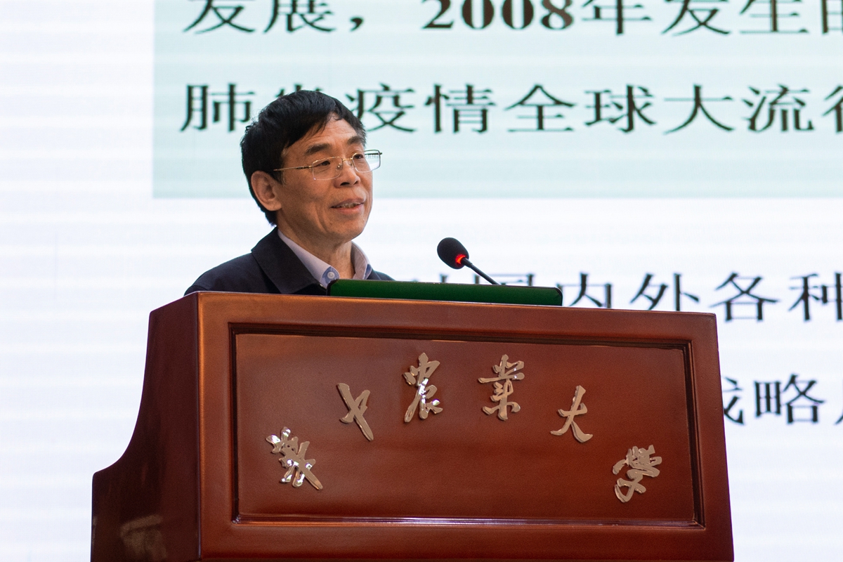 宋洪远作汇报(记者 彭雨格 摄)