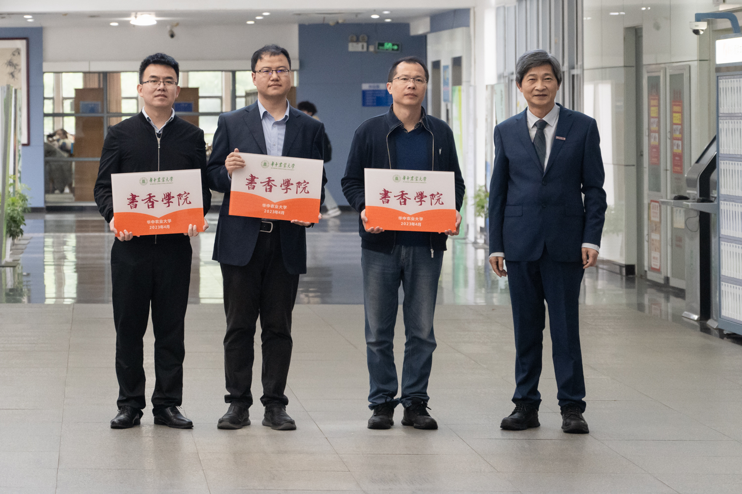 高翅书记为获得书香学院称号学院颁奖(学通社记者 高言曦 摄)-5