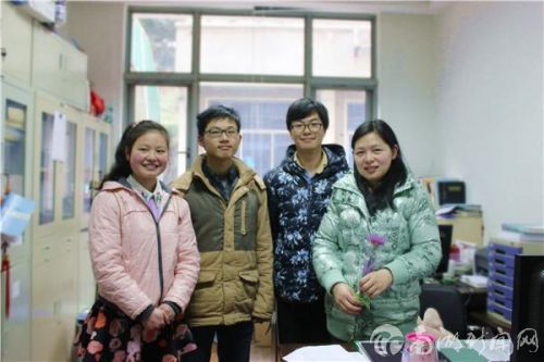 “您的辛苦付出，无数次给寒门学子送去了温暖”.在学校经济资助管理中心，工作室成员负责经济资助工作的李老师送去了鲜花和祝福