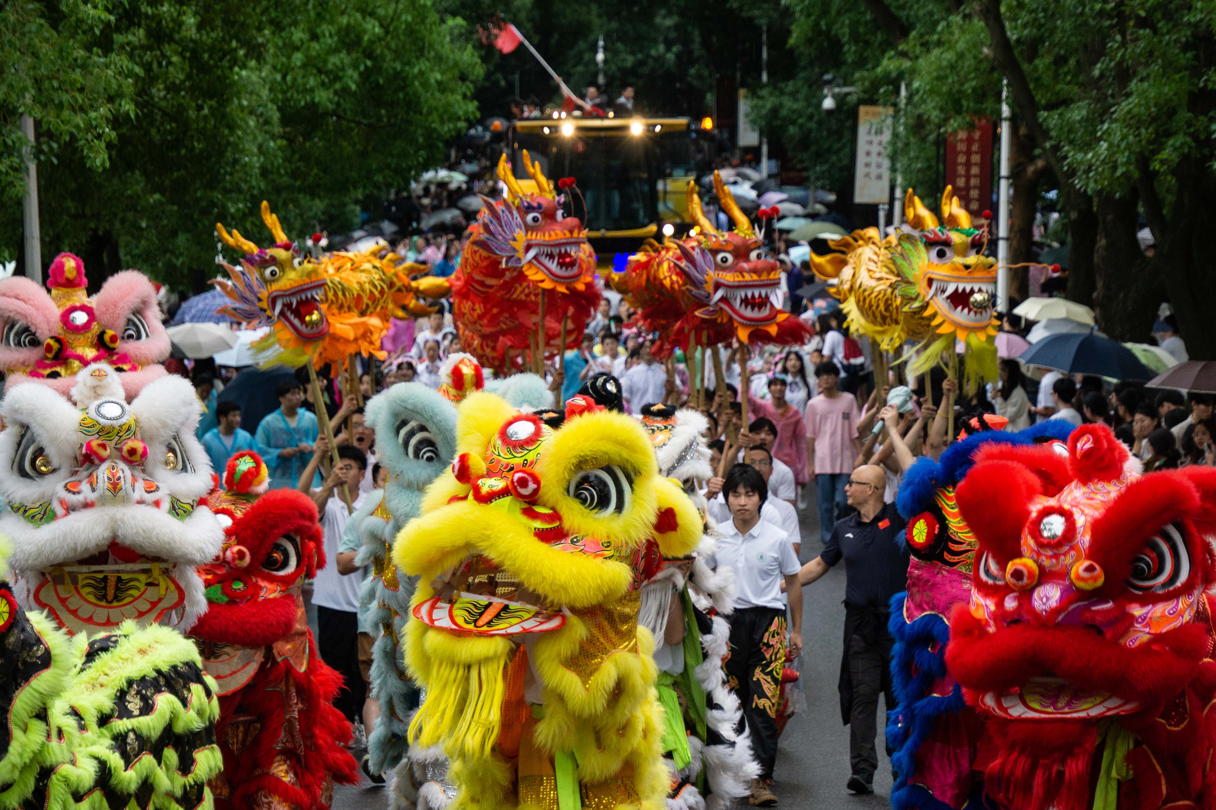 狮子山大道的舞狮（学通社记者 杨宇婧 摄）