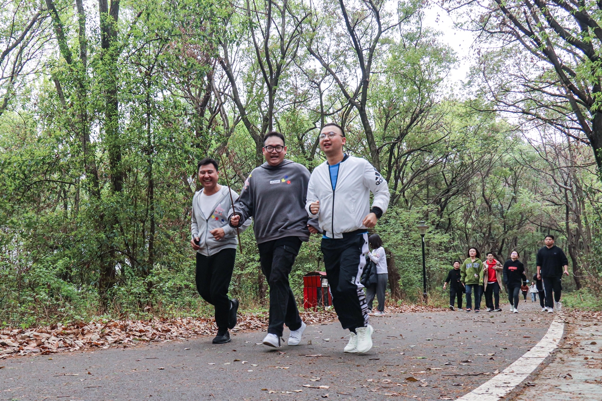 9 同学们奔跑在狮山绿道(学通社记者 程希怡 摄)