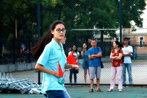 接力跑完拿着小旗帜跑向二运的同学